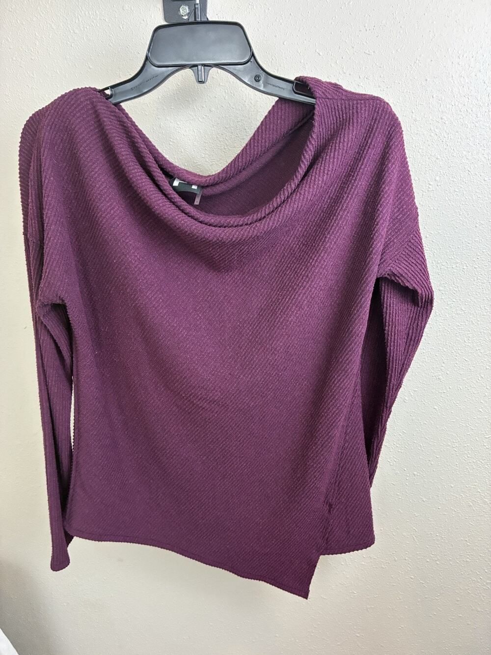 H BY BORDEAUX Women's Sz Medium Burgundy Ribbed Split Back Top